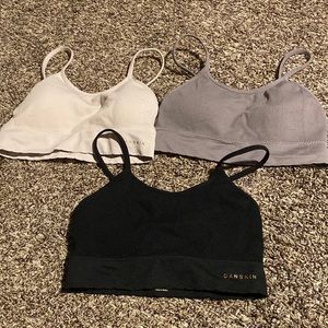 Seamless ribbed scalloped edge sports bra. Size small